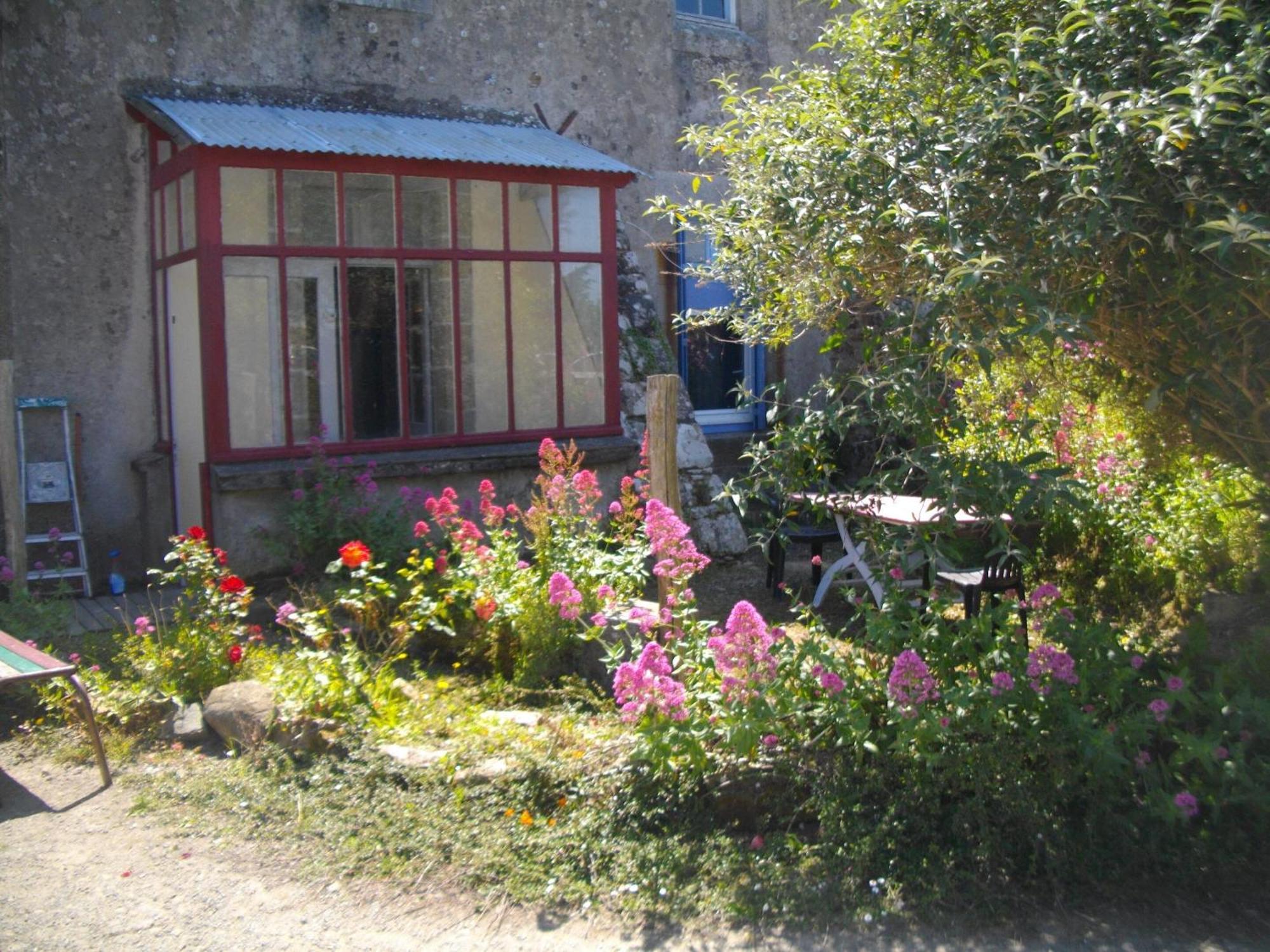 Bretagne Atypique, Dormir Dans Un Ancien Couvent Camlez Room photo